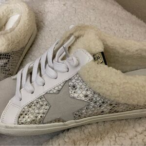 Vintage Havana White and Gray Sneakers with Textured Accents